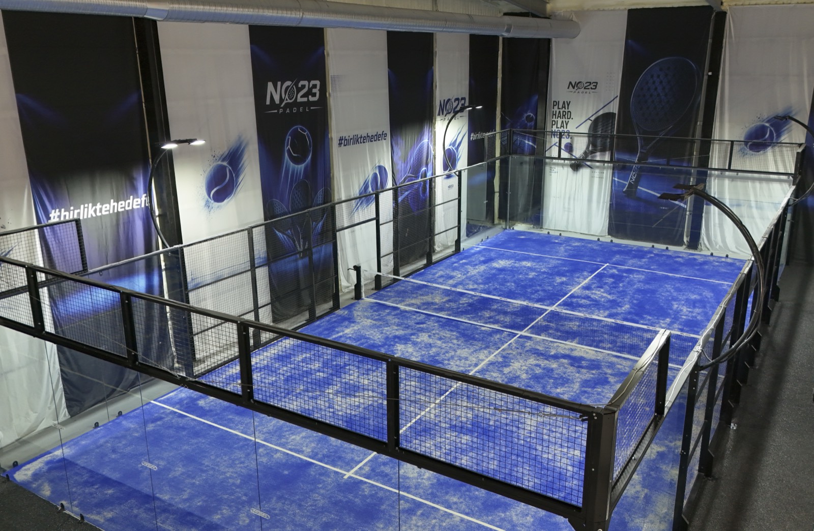 No23 Padel tesisi kuşbakışı — cam kort ve çevresi