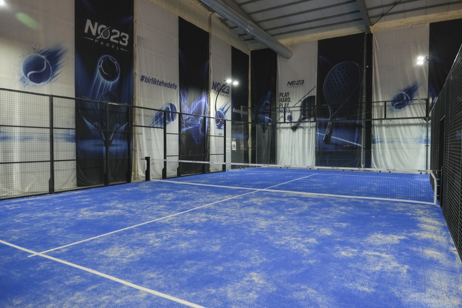 No23 Padel kortunda oyun çizgileri ve file