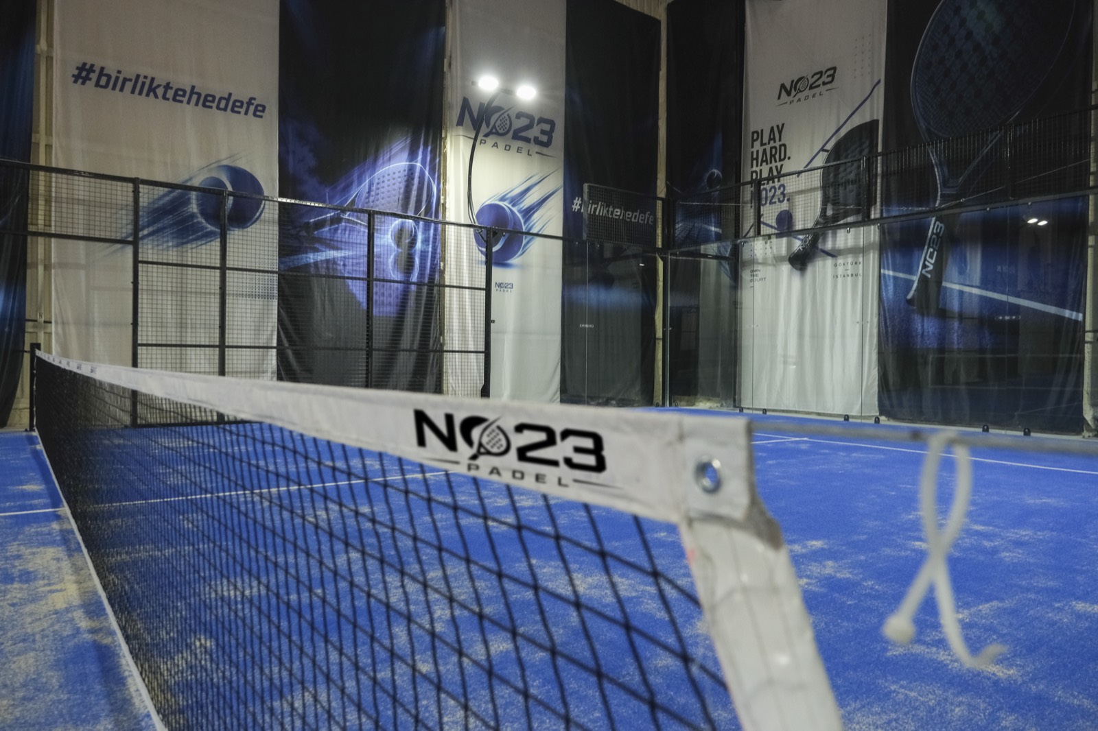 No23 Padel markalı file bandı yakın plan